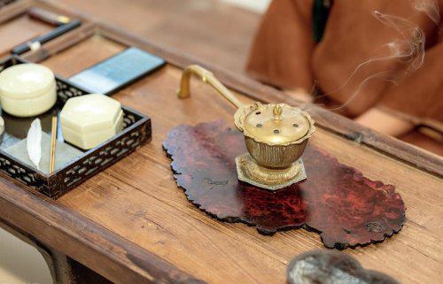 是什么？一场唤醒嗅觉的香学艺术AG真人地址沉香熏香的正确方法(图2)